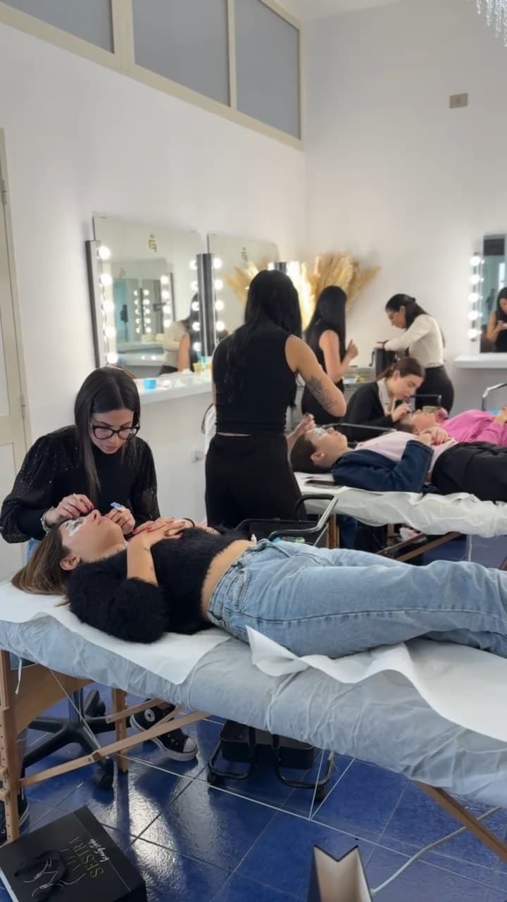L'aula con le postazioni e le corsiste al lavoro