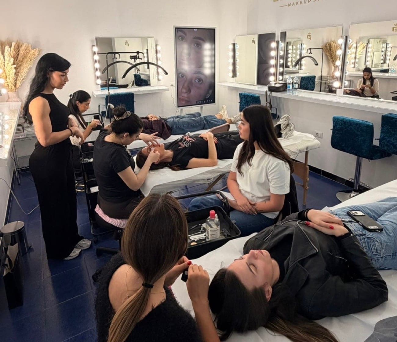 Aula del corso con le allieve al lavoro