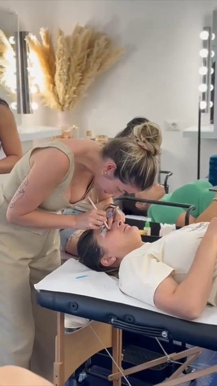 Una corsista esegue il trattamento sulla modella durante la giornata