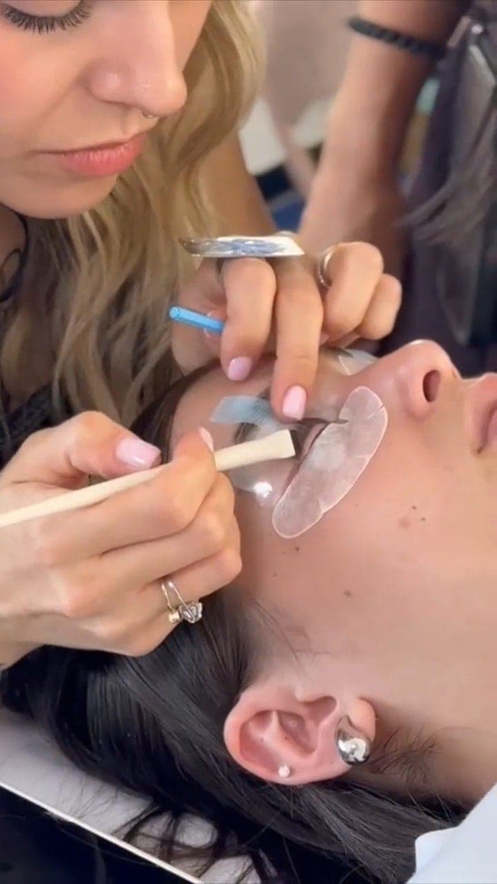 Una corsista lavora sulla modella