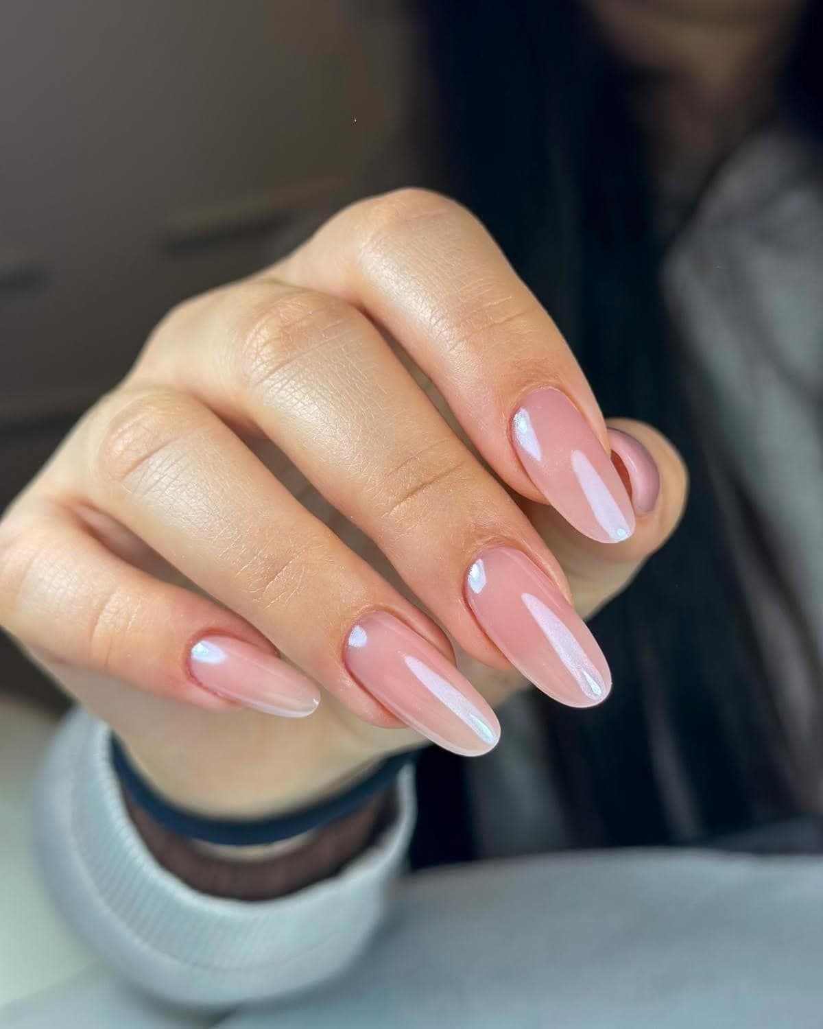 Manicure nude con finitura perlata