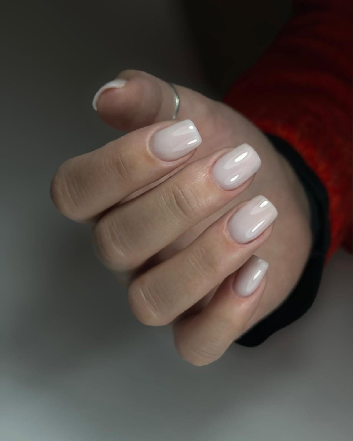 Manicure rosa con dettaglio decorato