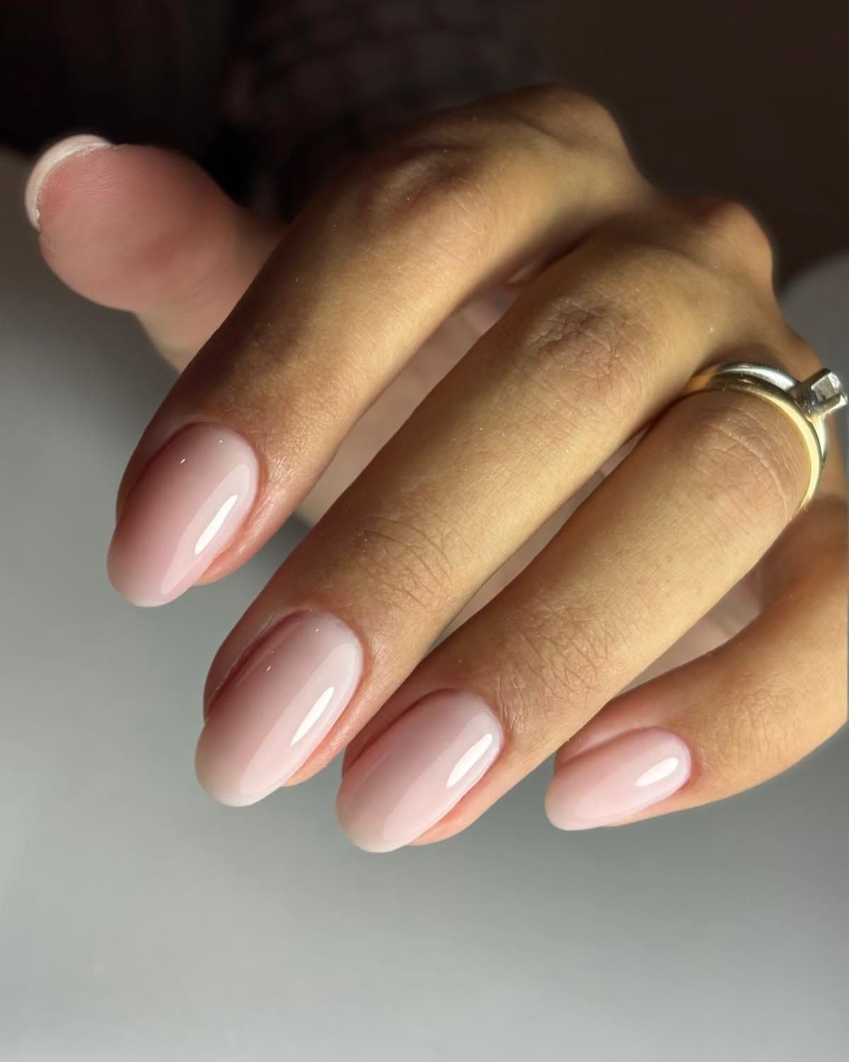 Manicure lucida in tono naturale
