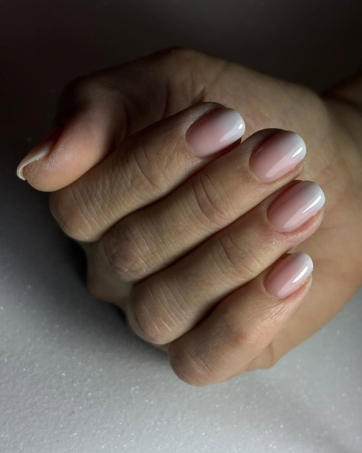 Manicure nude lucida, rifinitura delle cuticole