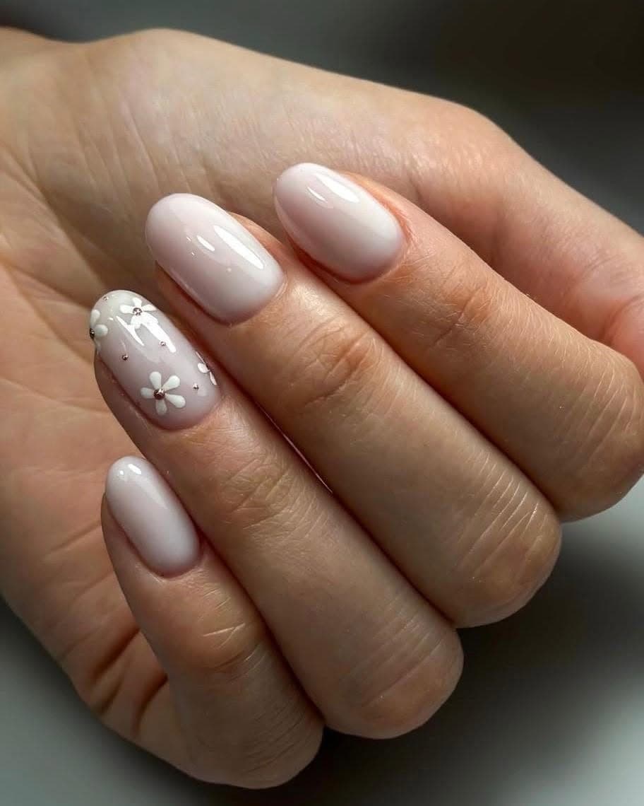 Nail art con dettaglio floreale su unghie nude