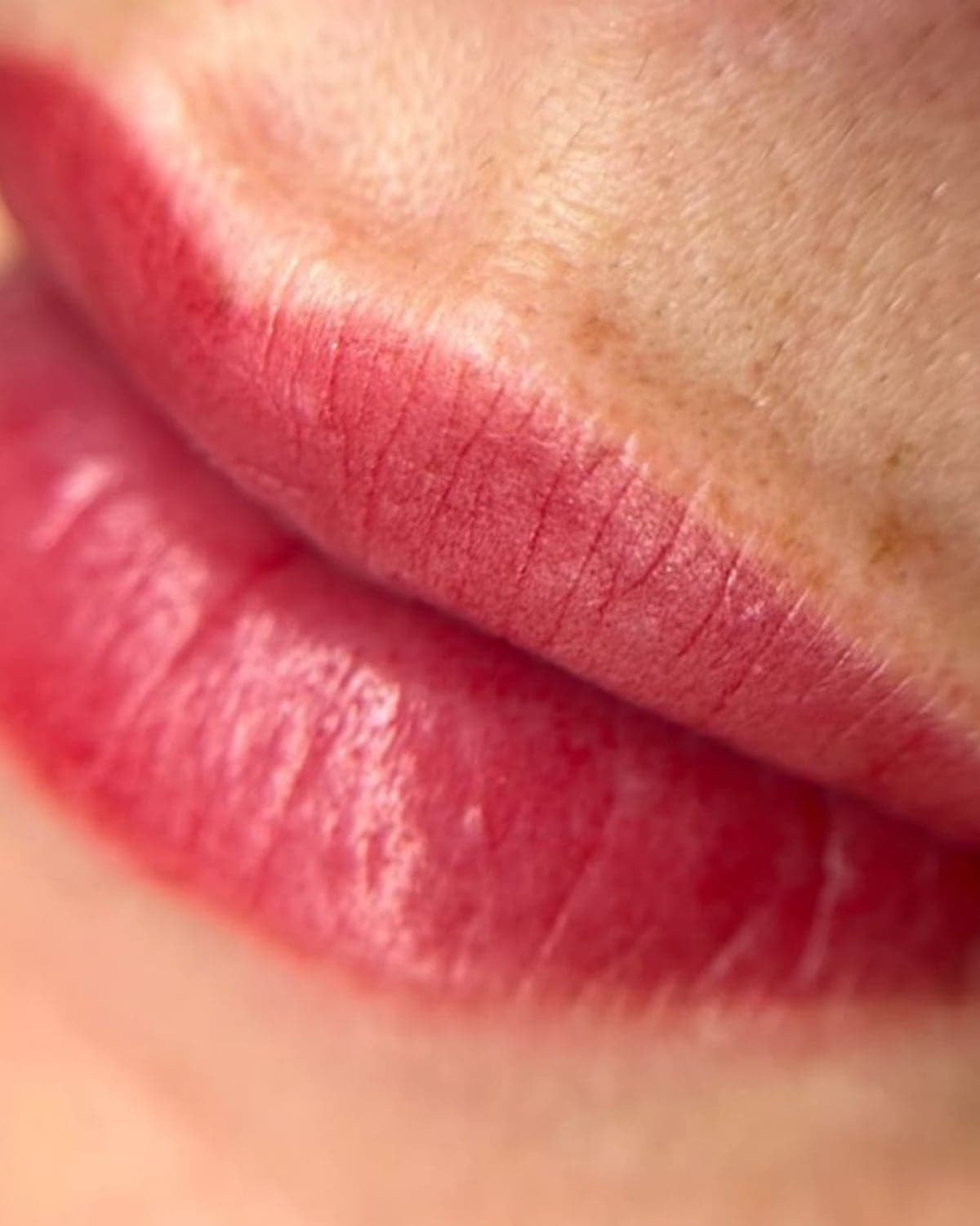 Trucco permanente delle labbra durante la seduta