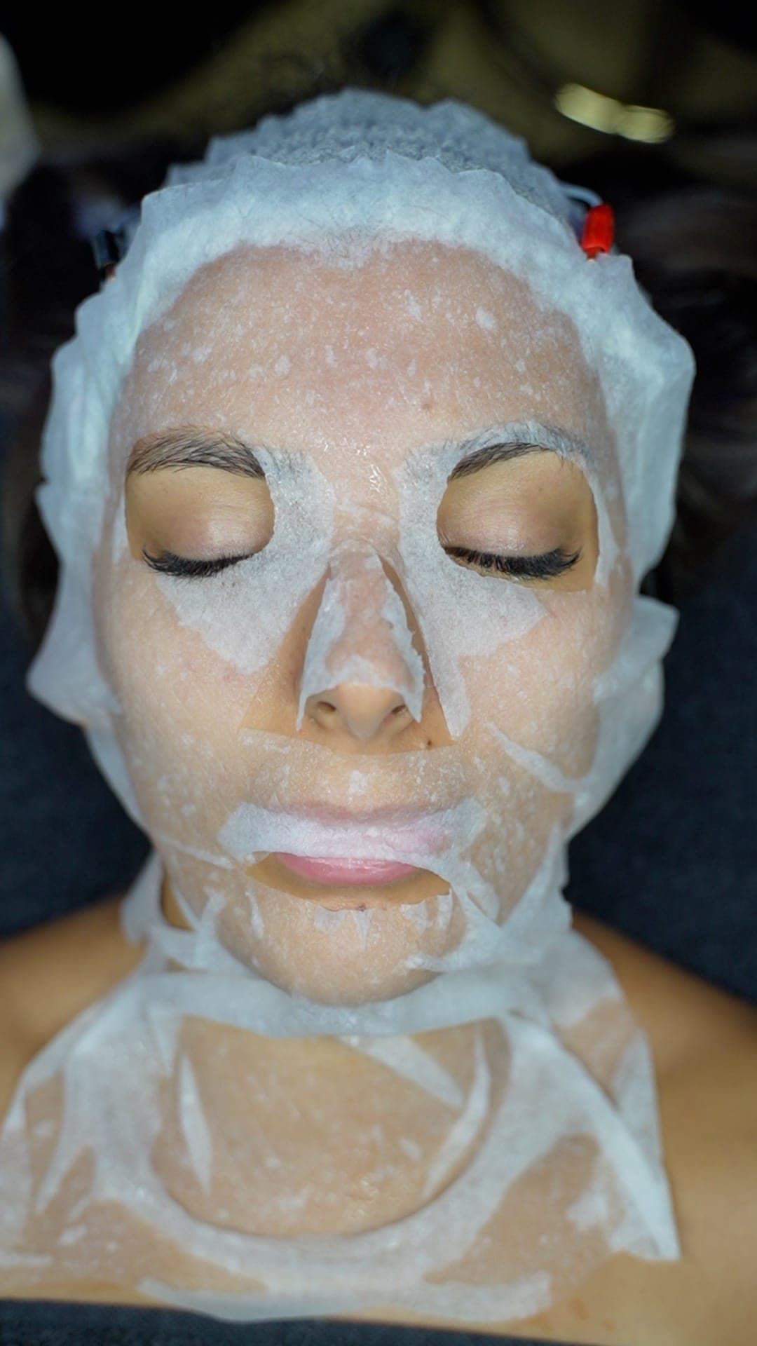 Maschera in posa durante un trattamento per pelle impura