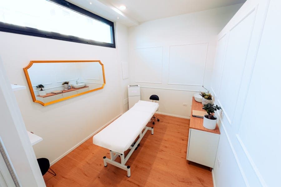 Cabina trattamenti con specchio dorato