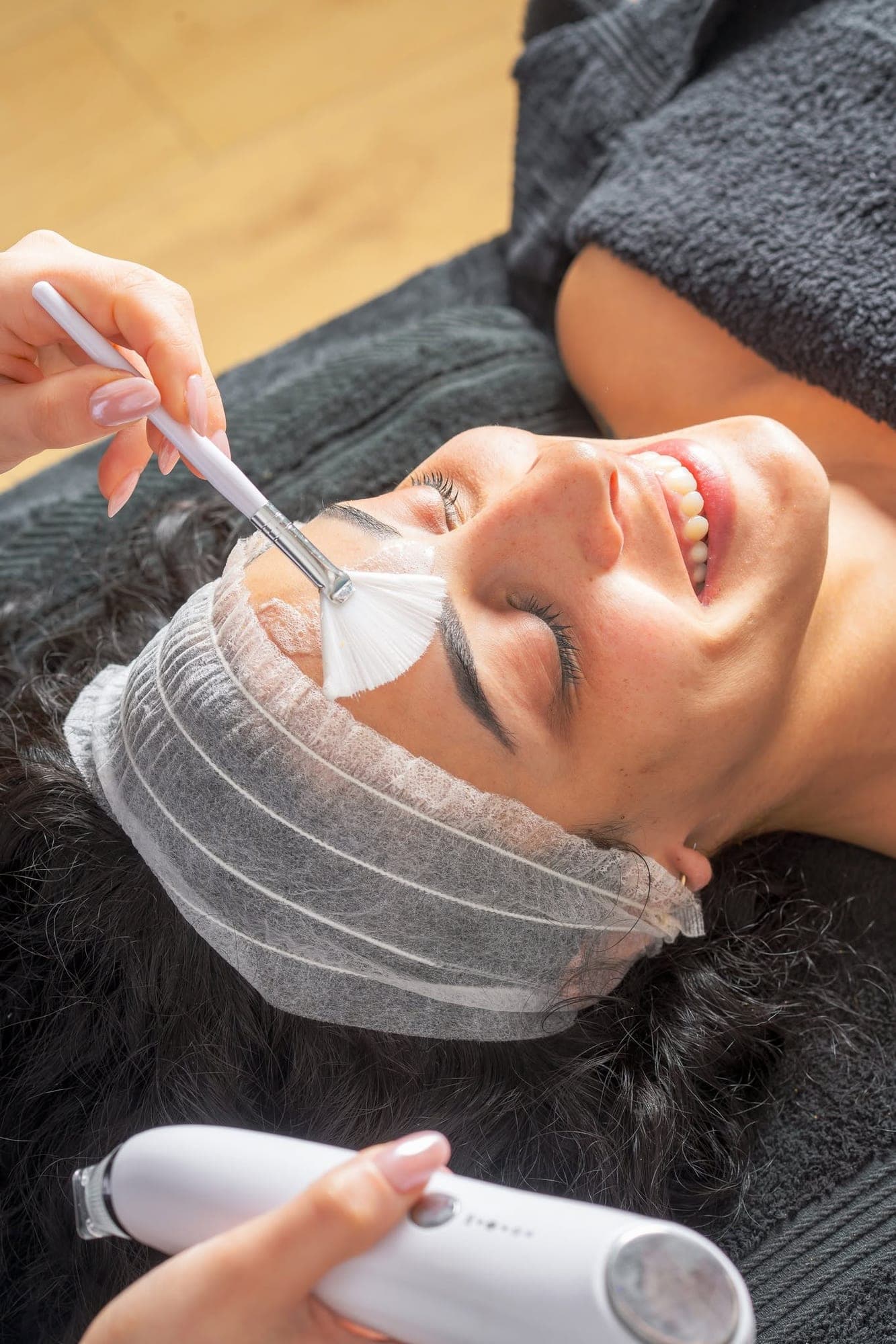 Trattamento viso in corso in cabina