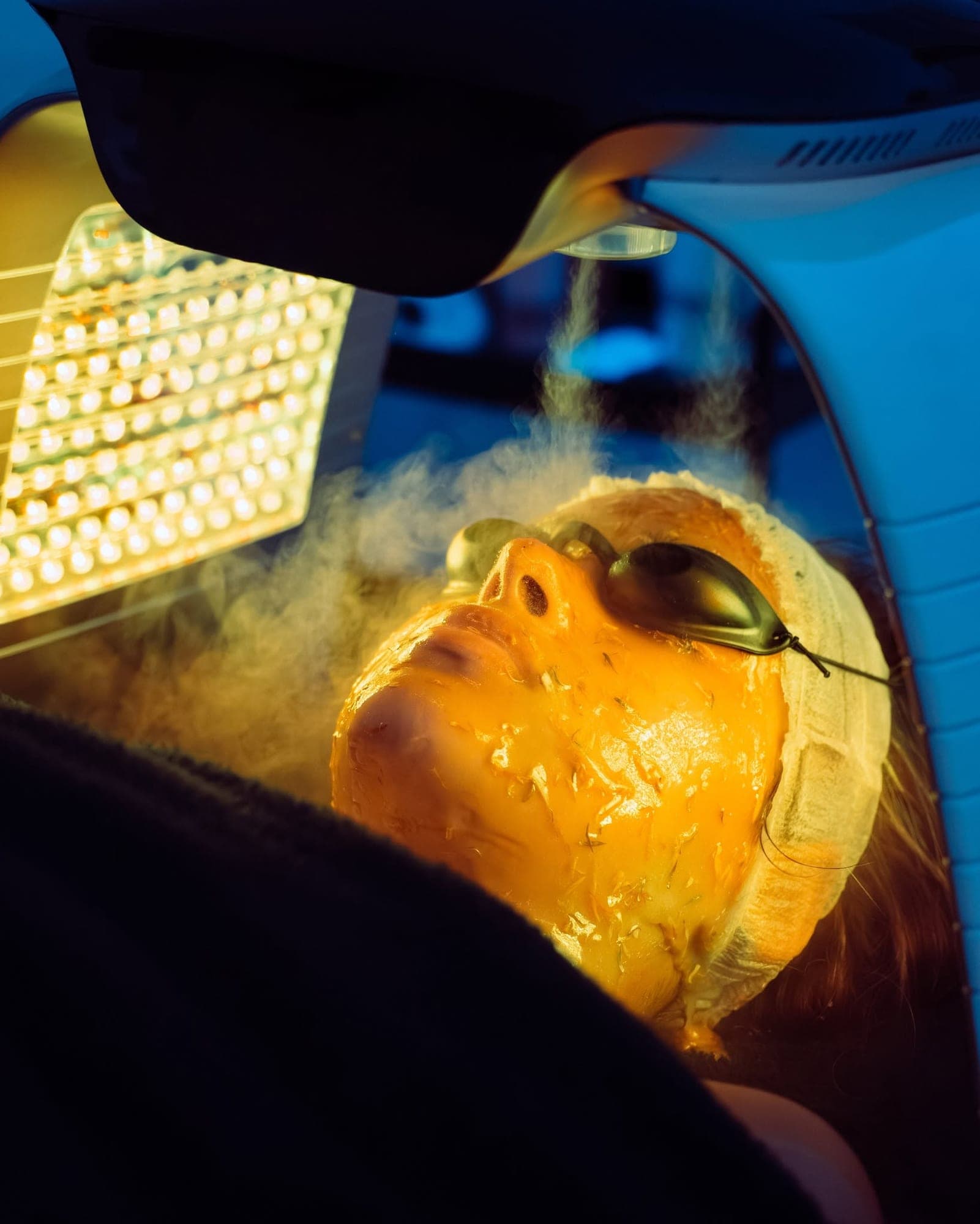 Fototerapia LED con maschera dorata